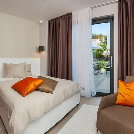 别墅 Luxurious With Modern Interior And Pool 特罗吉尔