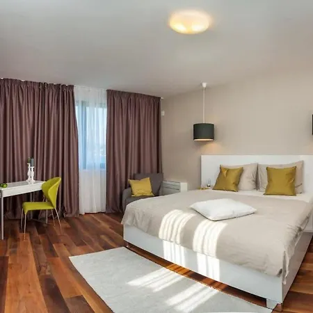 Luxurious With Modern Interior And Pool * 特罗吉尔