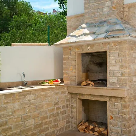 Luxurious With Modern Interior And Pool * 特罗吉尔