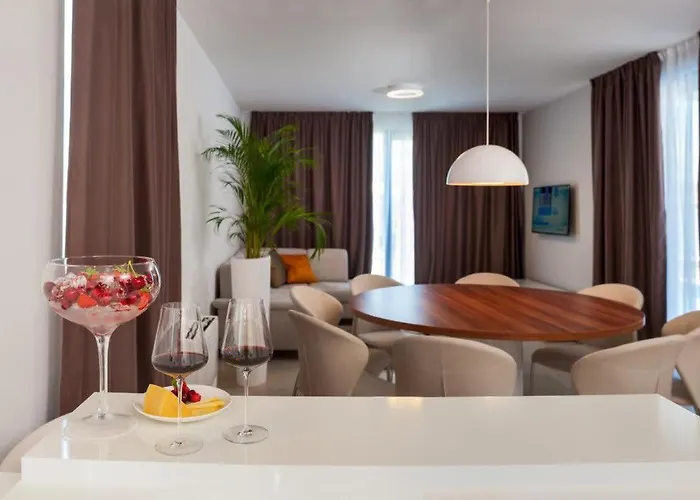 Luxurious With Modern Interior And Pool * 特罗吉尔