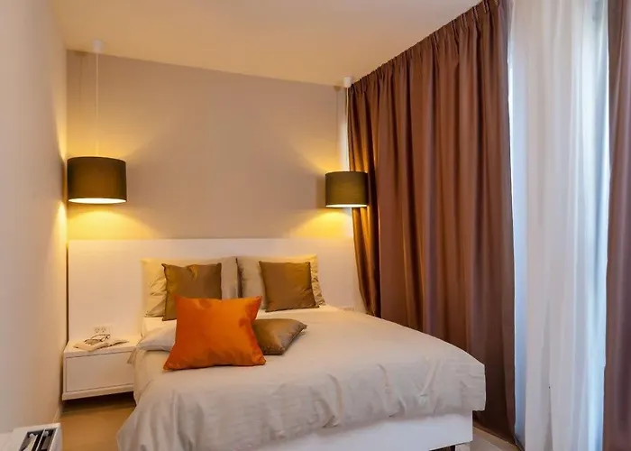 Luxurious With Modern Interior And Pool 别墅