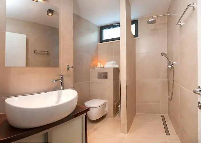 Luxurious With Modern Interior And Pool 特罗吉尔