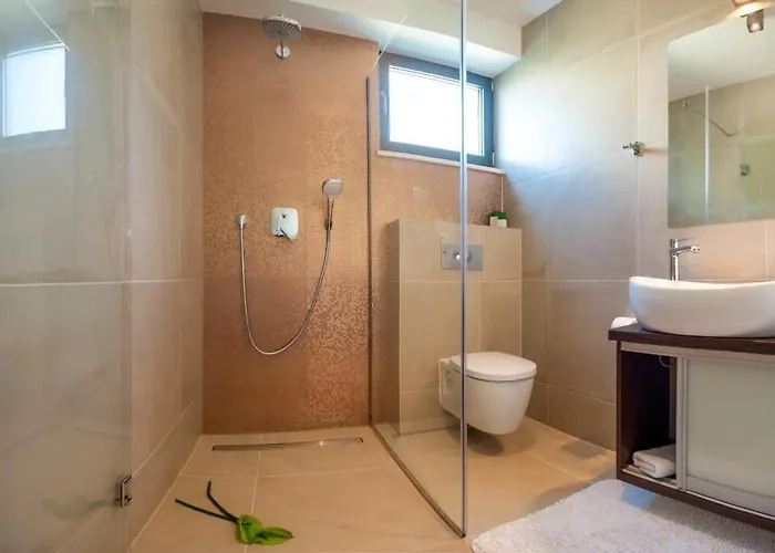 Luxurious With Modern Interior And Pool 别墅 *