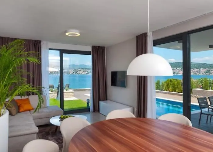 Luxurious With Modern Interior And Pool