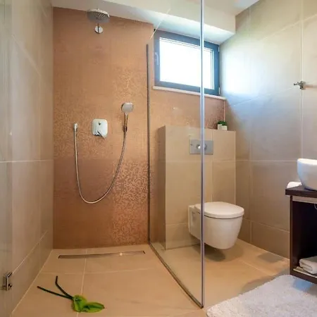 Luxurious With Modern Interior And Pool וילה *