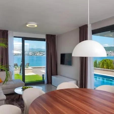 Luxurious With Modern Interior And Pool