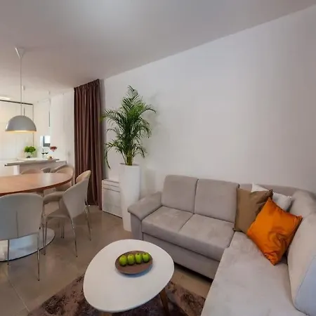 Luxurious With Modern Interior And Pool וילה טרוגיר