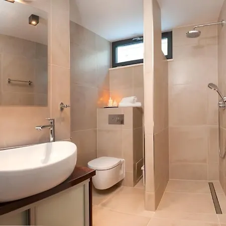 Luxurious With Modern Interior And Pool Traù