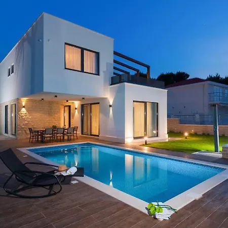 Luxurious With Modern Interior And Pool Villa